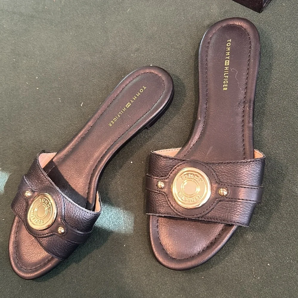 NEW‎ Tommy Hilfiger Black Sandals W Gold Logo Size 6:5